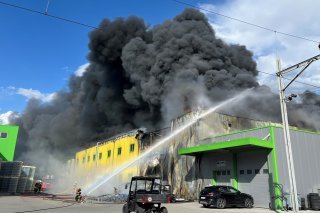 Un pompier tentant de maîtriser les flammes